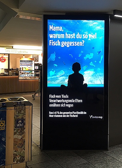 Swissveg-Fisch-Plakat am Bahnhof Bern