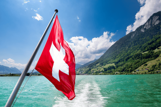 Schweizer Fahne auf Schiff