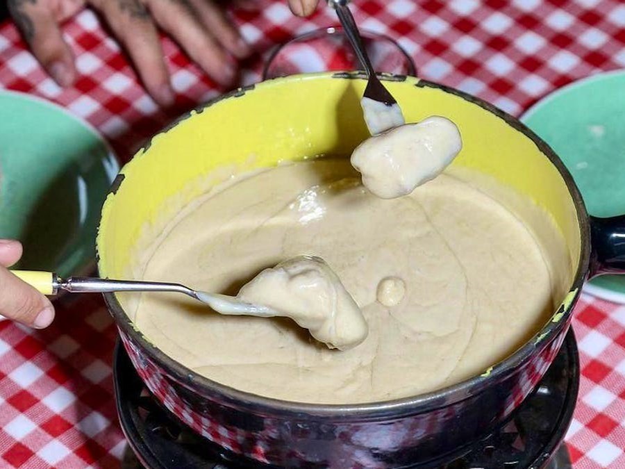 Veganes Käsefondue oder Raclette (z.B. von New Roots)