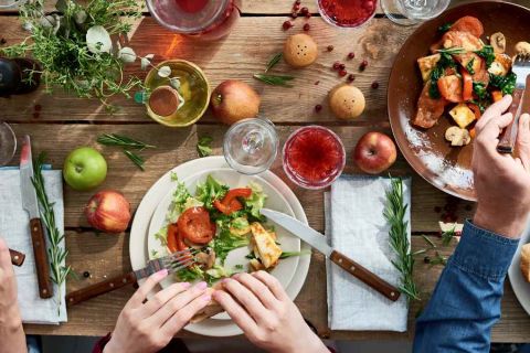 Personnes à la table, mangeant des plats végétariens